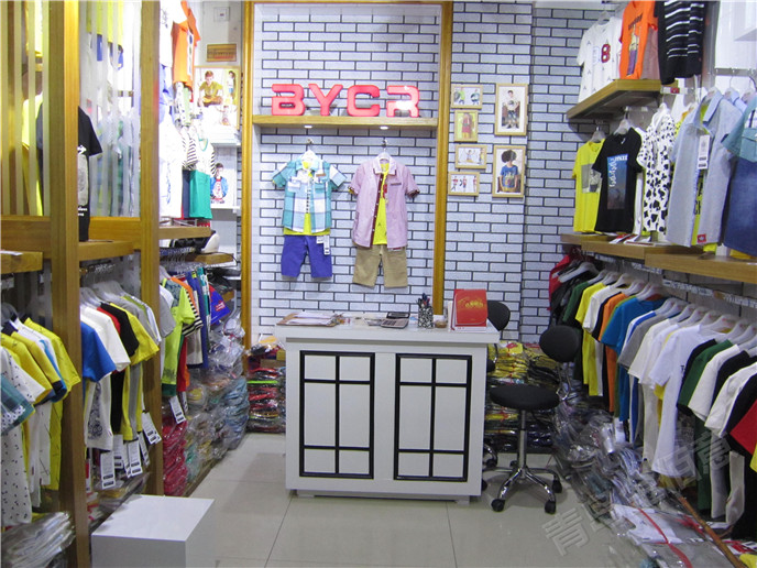 布衣草人服裝展柜