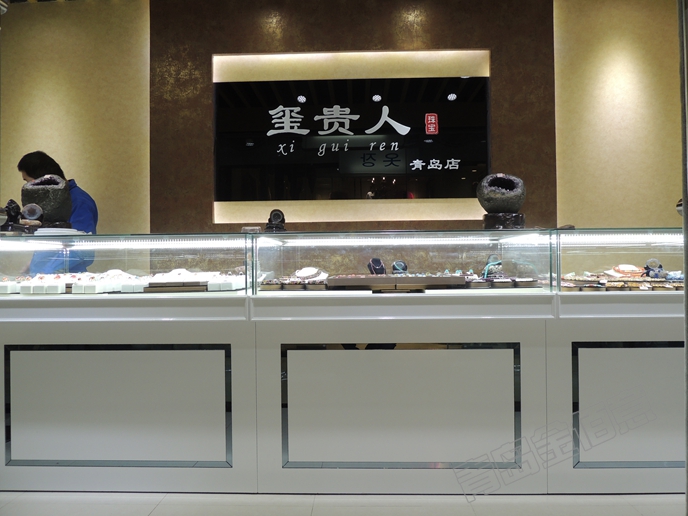 珠寶展示柜，玻璃45度對角的效果