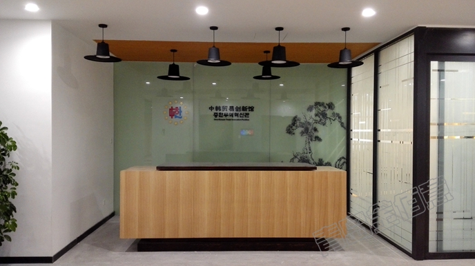 韓國展廳接待臺，實木效果