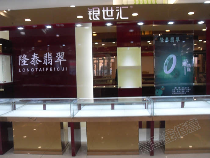 金碧輝煌的珠寶展柜