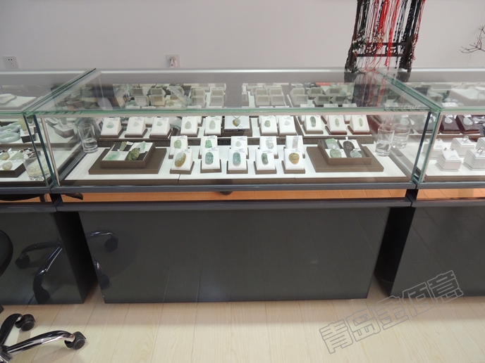 珠寶店，墻面的點綴也很重要